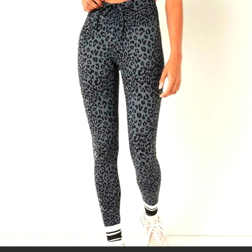 VICTORIA SECRET PINK Stylish Leopard Print Womens Leggins, SIZE M